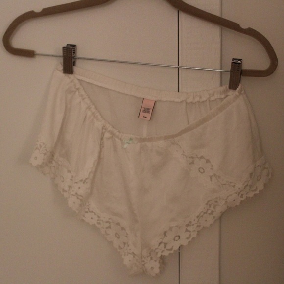 Victoria’s Secret set of 3 shorts - Picture 3 of 8